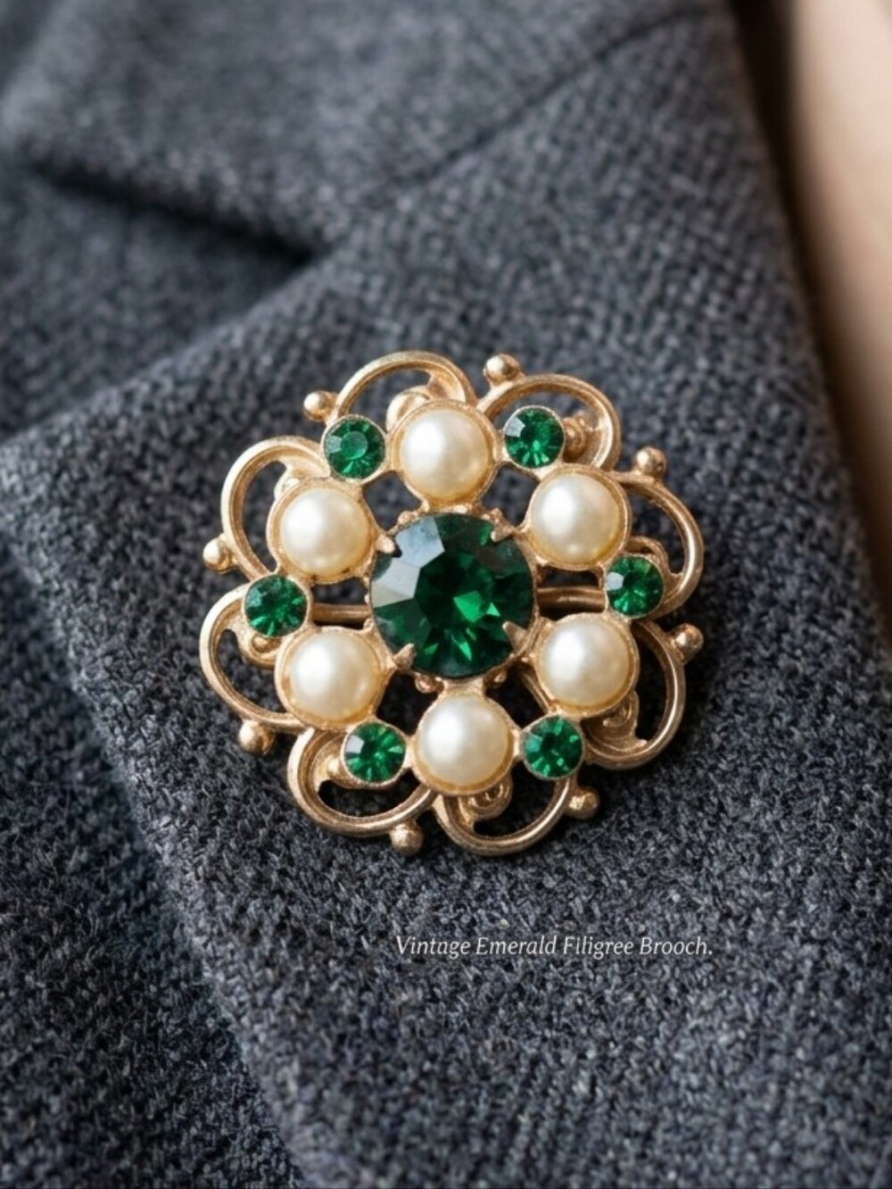 🌙Vintage Filigree Brooch Emerald Green Rhinestones & Faux Pearl Pin